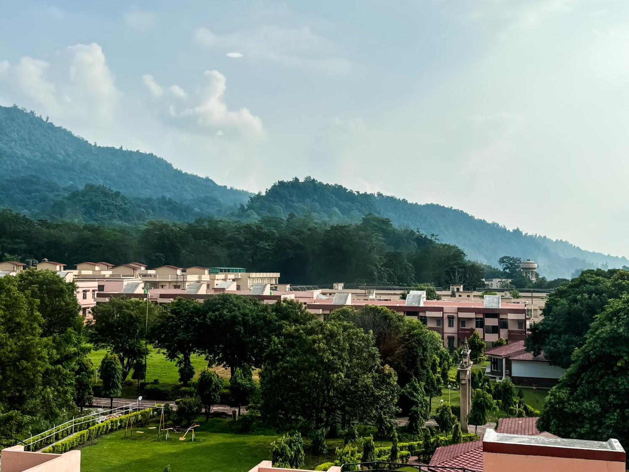 Hotel Nirvana Bliss, Behind Parmarth Niketan Rishīkesh Exterior foto